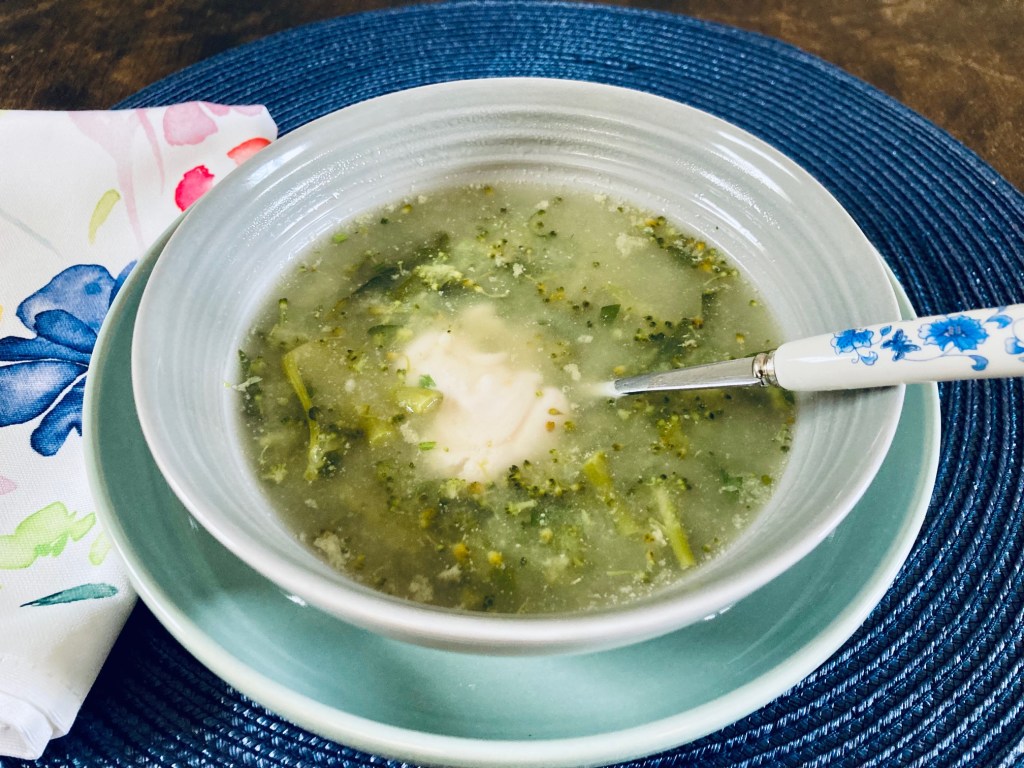 Joghurtos brokkoli leves – opcionálisan kovászmaradék felhasználással (gluténmentes,&nbsp;vegán)